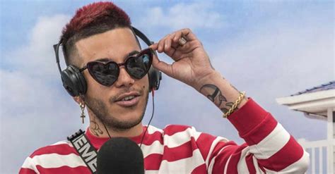 Sfera Ebbasta a Radio Deejay: il mio look, dalla pelliccia rosa agli .